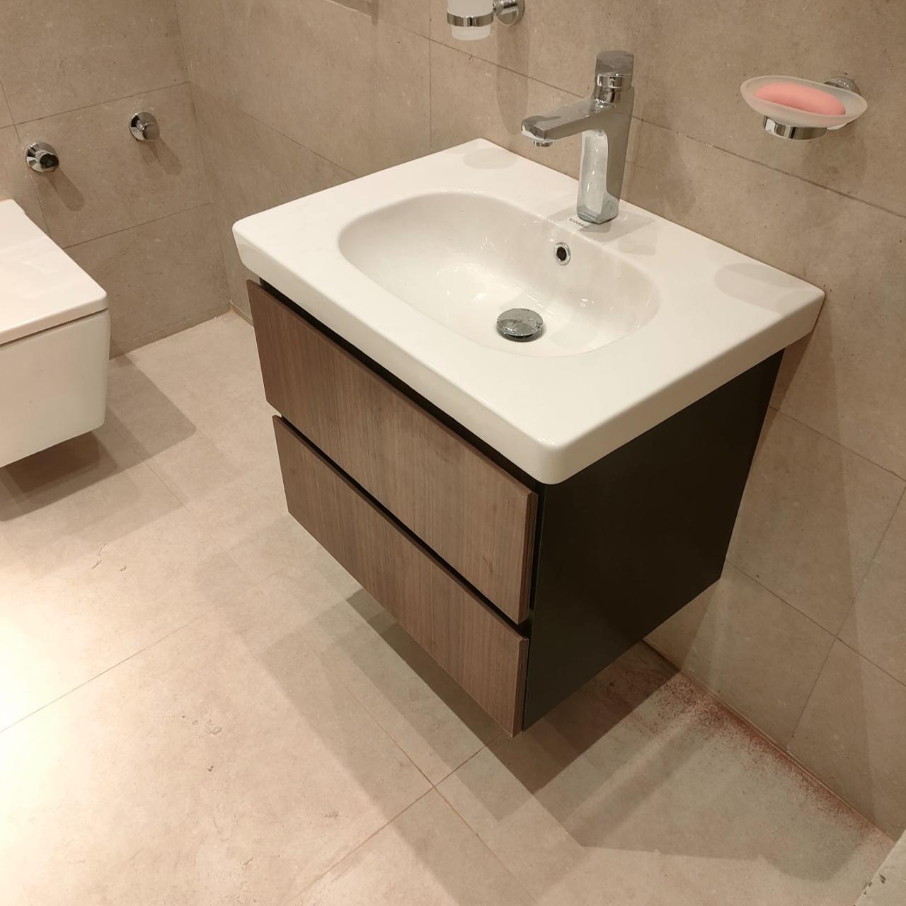 Salle de bain avec vasque et meuble en bois