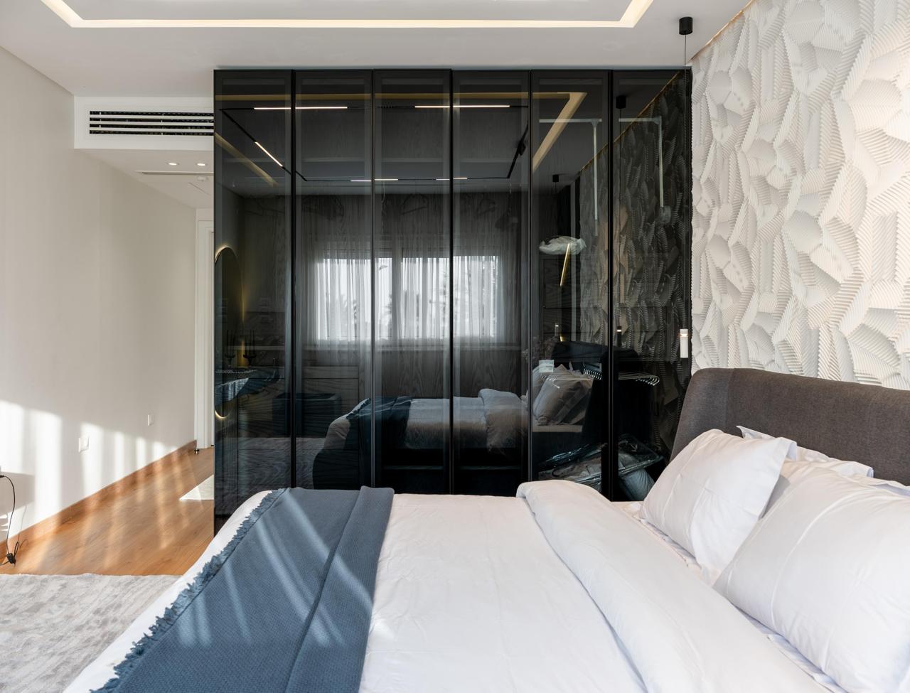 Chambre parentale avec dressing en verre fumé