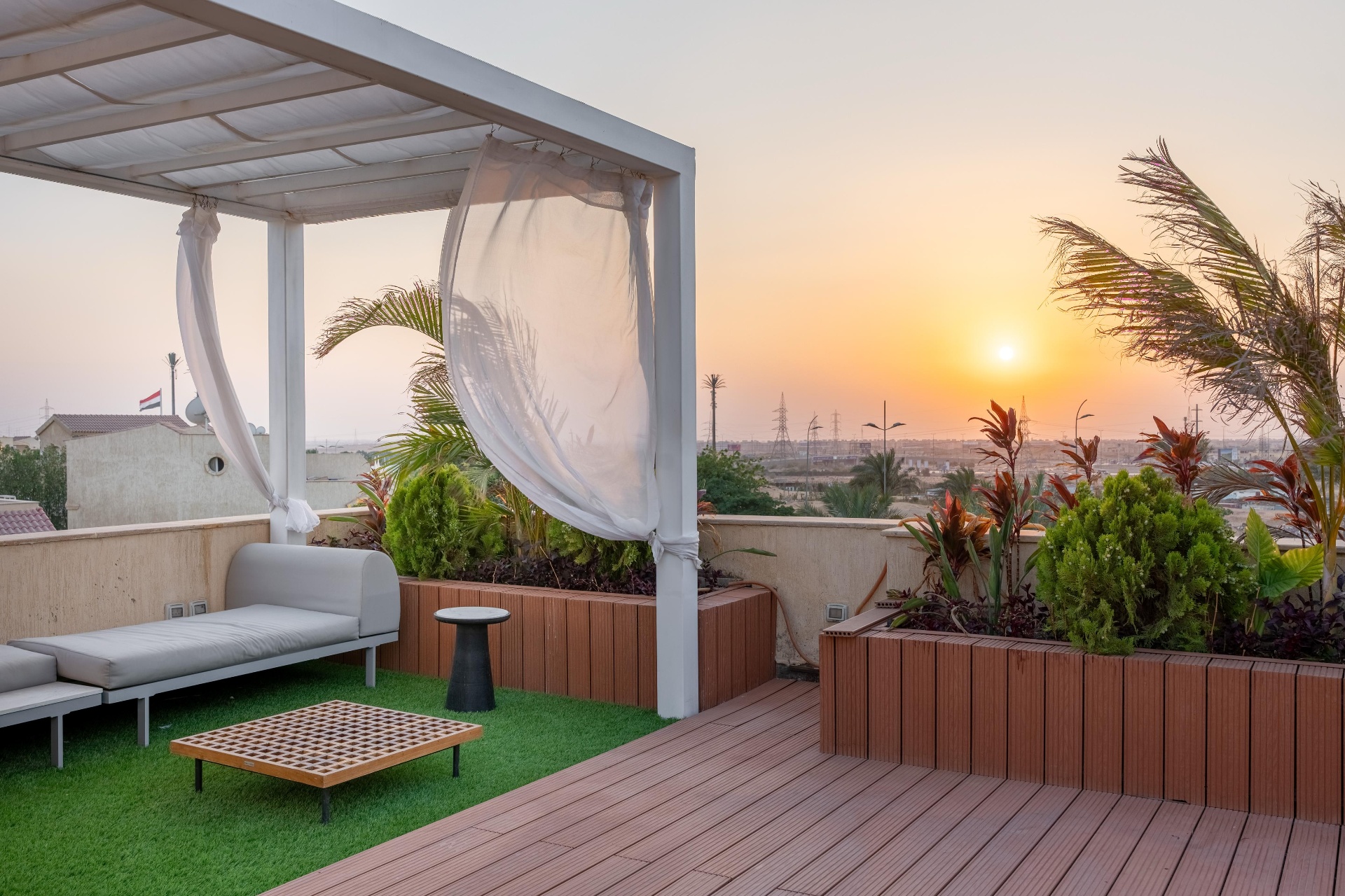 Terrasse rooftop avec pergola et coucher de soleil sur Le Caire